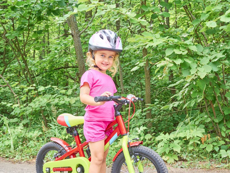 Enfant heureux montant un vélo dans extérieur photo stock Enfant heureux montant un vélo dans extérieur photo stock