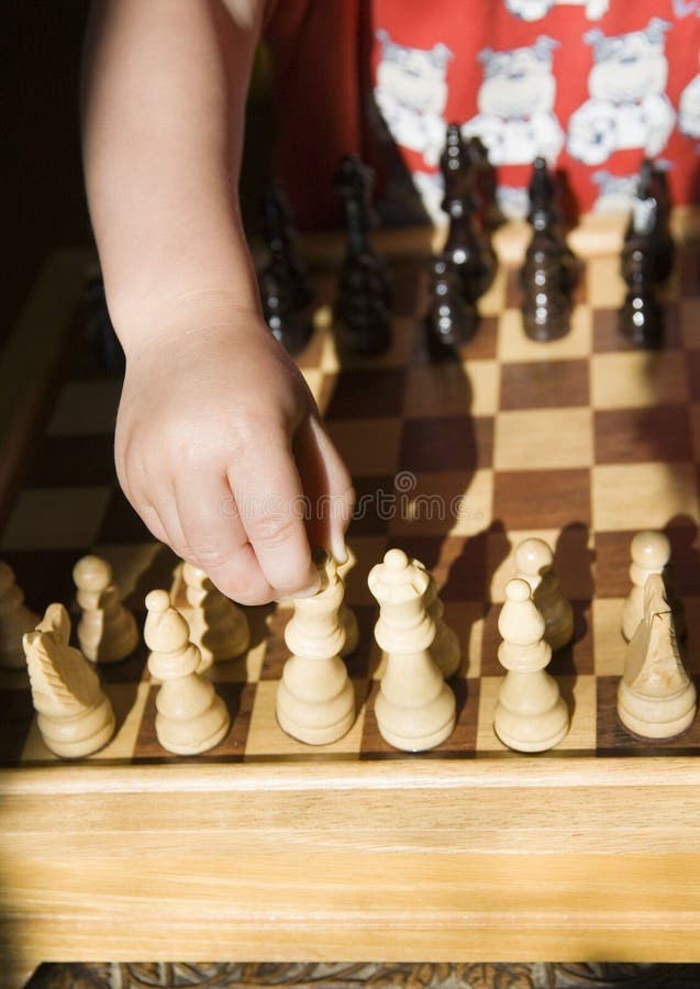 Enfant jouant aux échecs photo libre de droits Enfant jouant aux échecs photo libre de droits