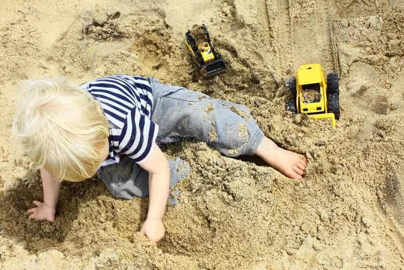 Enfant Garçon De 4 Ans Jouant Avec Un Bulldozer Jouet Sur Un Chantier De  Construction Photo stock - Image du bêcheur, industrie: 230513756