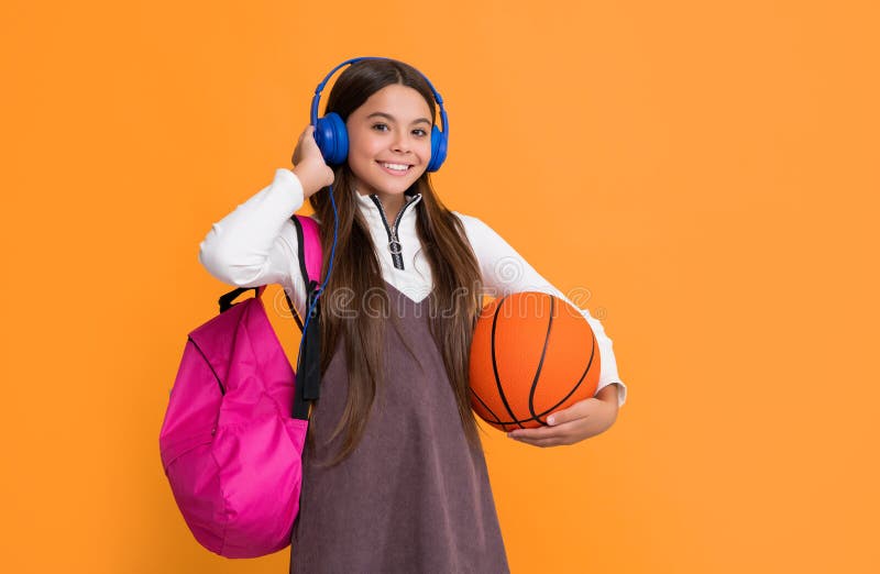 Enfant Joyeux Dans Le Casque Avec Sac à Dos De L'école Et Balle De