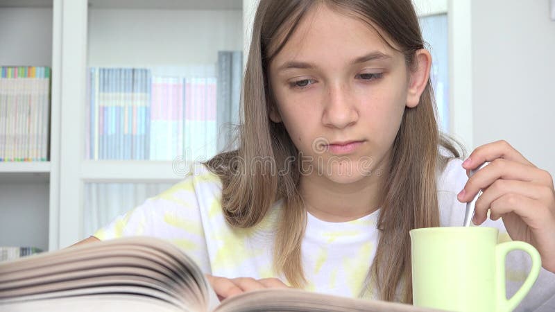Enfant lire livre boire du thé adolescent étudiante étudiante à l'école bibliothèque enfant adolescent apprentissage classe éducat banque de vidéos