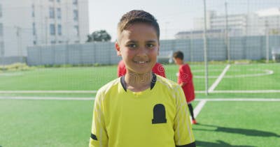 Enfant Avec Le Sac à Dos Tenant Un Football Image stock - Image du sourire,  personne: 41920193