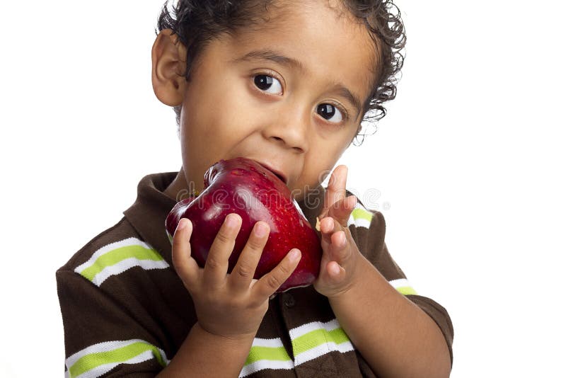 Enfant mangeant Apple image stock