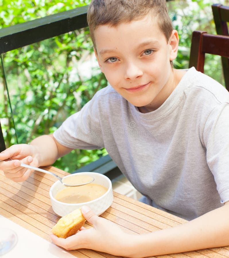 Enfant mangeant de la soupe photo stock Enfant mangeant de la soupe photo stock