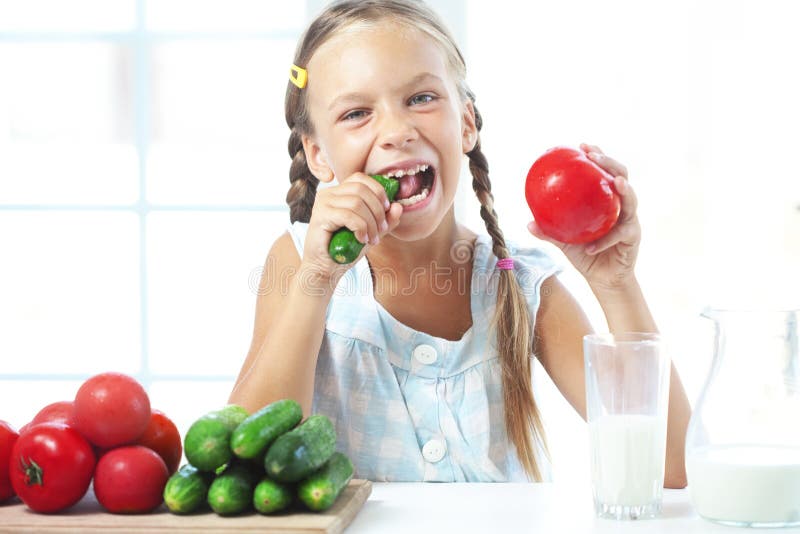 Enfant mangeant des légumes image libre de droits