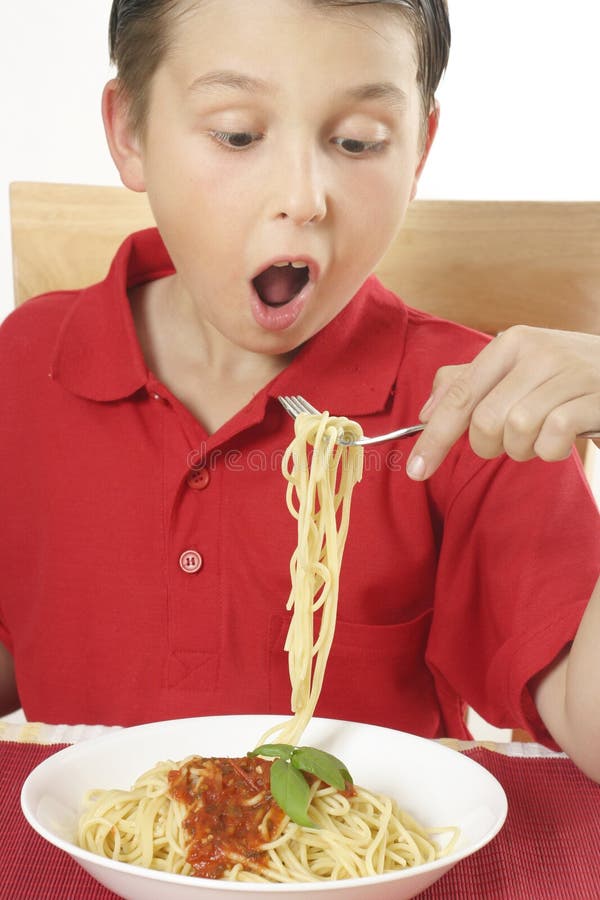 Enfant mangeant des spaghetti photo libre de droits Enfant mangeant des spaghetti photo libre de droits