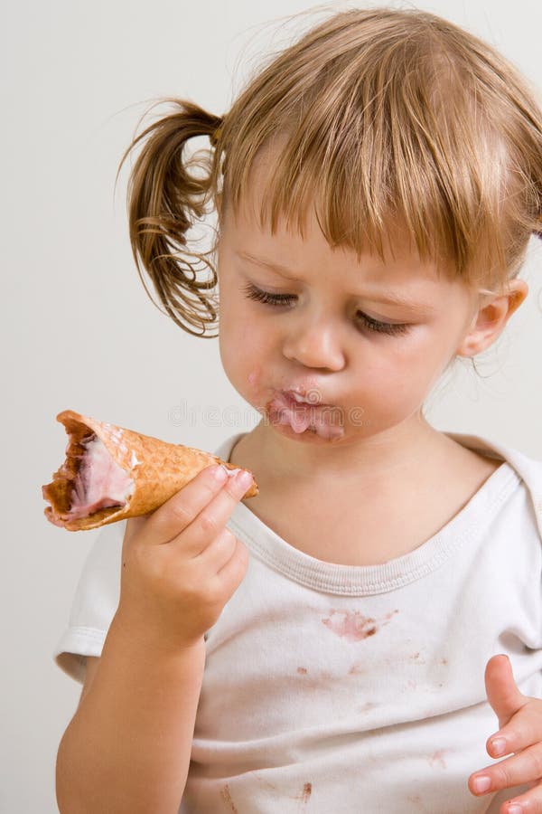 Enfant mangeant la crême glacée image stock