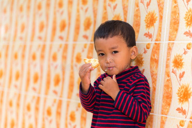 Enfant mangeant le biscuit photos libres de droits Enfant mangeant le biscuit photos libres de droits