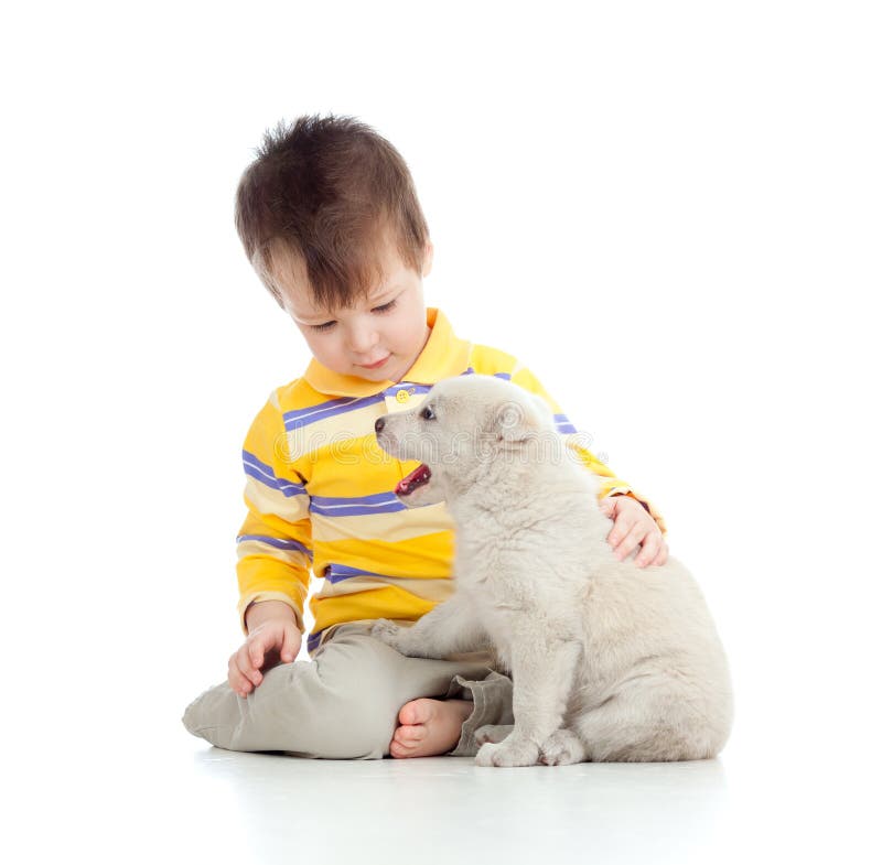Enfant mignon jouant avec un chiot photo stock Enfant mignon jouant avec un chiot photo stock