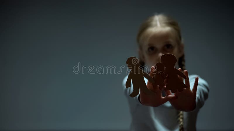 Enfant montrant la famille de papier dans la cam?ra, parents perdus absents d'enfant orphelin illustration stock Enfant montrant la famille de papier dans la cam?ra, parents perdus absents d'enfant orphelin illustration stock
