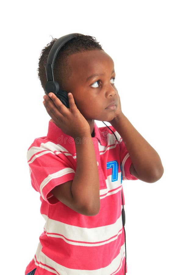 Enfant noir d'Afro-américain écoutant la musique 1 image stock Enfant noir d'Afro-américain écoutant la musique 1 image stock