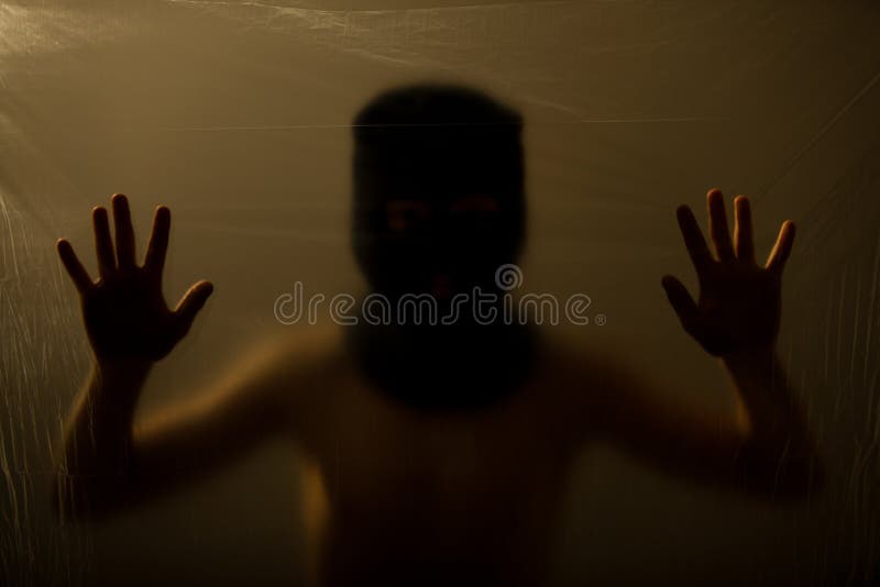 Enfant obscurci avec la surface émouvante couverte de visage photographie stock libre de droits Enfant obscurci avec la surface émouvante couverte de visage photographie stock libre de droits