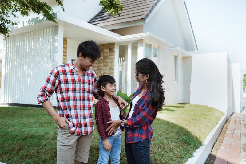 Enfant parlant à son parent devant leur maison photographie stock libre de droits Enfant parlant à son parent devant leur maison photographie stock libre de droits