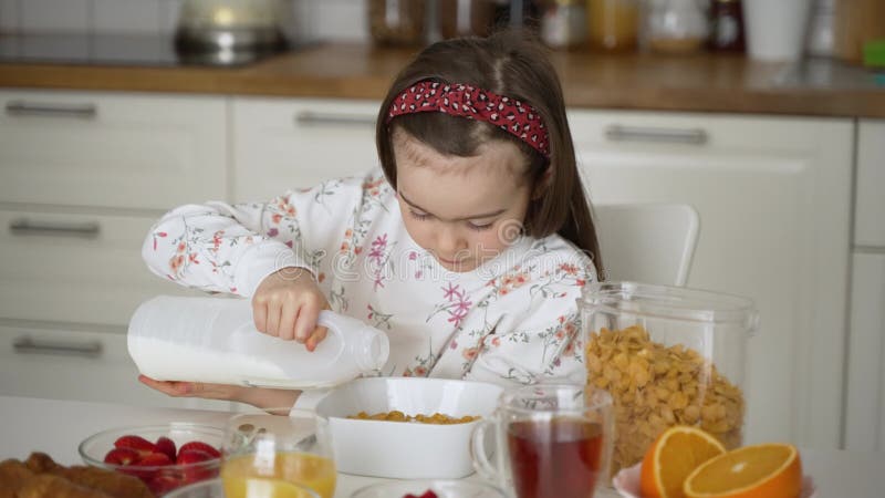 Enfant Préparant Le Petit Déjeuner Bol Dans La Cuisine Banque De Vidéos -  Vidéo du enfance, cuisine: 218788452