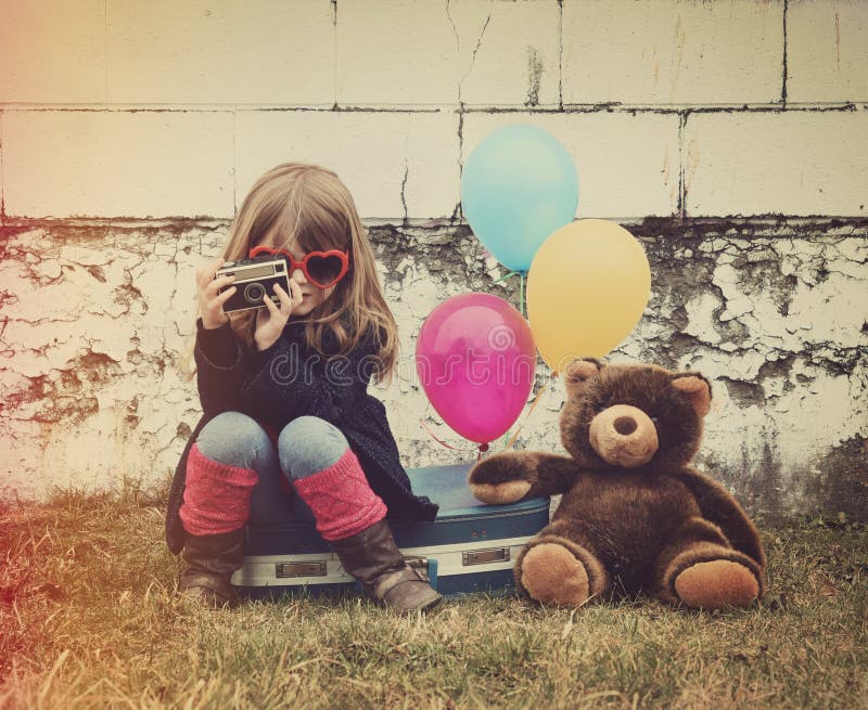 Enfant prenant la photographie avec l'appareil-photo de vintage photographie stock libre de droits Enfant prenant la photographie avec l'appareil-photo de vintage photographie stock libre de droits