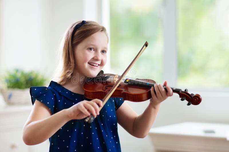 un petit enfant asiatique jouant et pratiquant un instrument à cordes de  violon contre à la maison, concept d'éducation musicale, inspiration,  étudiant à l'école d'art adolescent. 21220145 Photo de stock chez Vecteezy