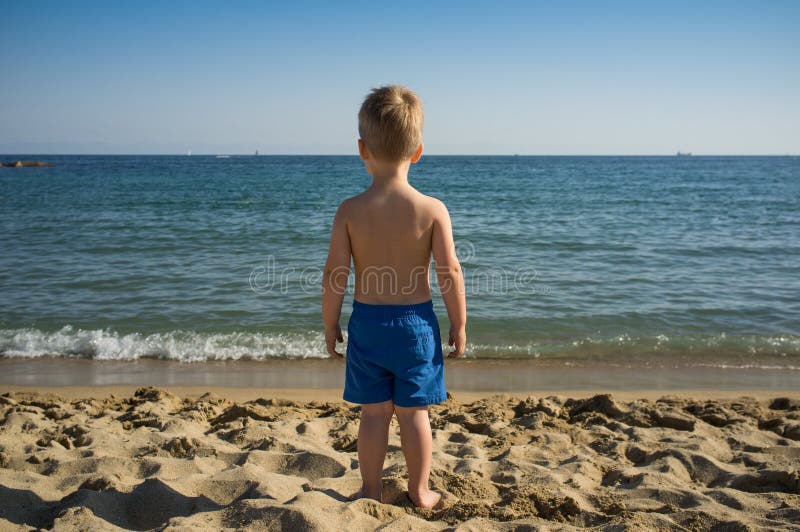 Enfant Regardant La Mer Image Stock Image Du Ressource 29479863