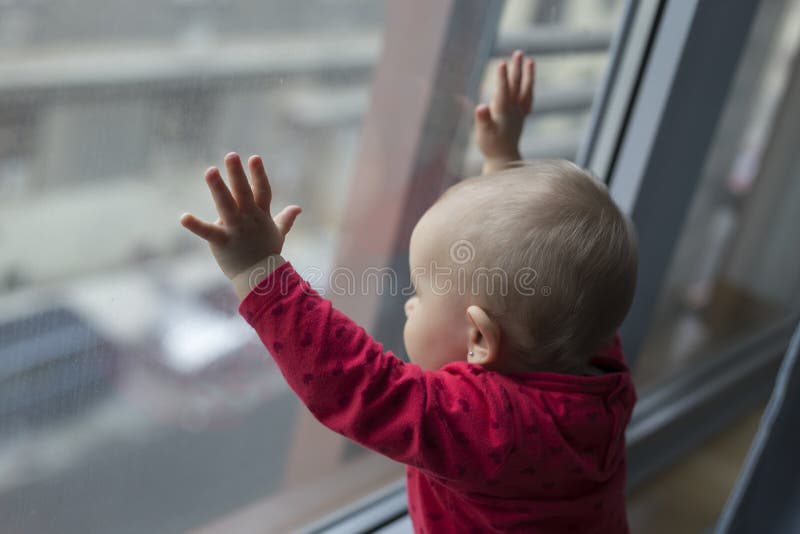 Enfant seul triste photographie stock libre de droits Enfant seul triste photographie stock libre de droits