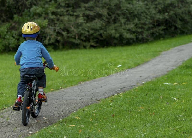 Enfant sur le vélo photographie stock libre de droits Enfant sur le vélo photographie stock libre de droits