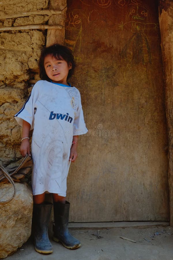 enfant tribal de kogi devant leur maison familiale image stock enfant tribal de kogi devant leur maison familiale image stock