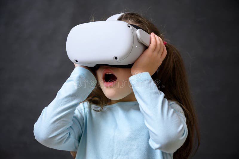 Enfant Avec La Peinture De Visage De Kitty Mignonne Petite Fille Avec Le  Masque Peint Sur Le Visage Du Chat Arc-en-ciel Photo stock - Image du  caucasien, renivellement: 215767194