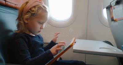 Enfant Utilisant Une Tablette Numérique Dans L'avion Clips Vidéos