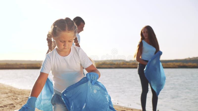 Enfant volontaire de collecte de déchets un travail d'équipe. La famille heureuse de groupe d'enfant rassemble sur les bouteilles clips vidéos