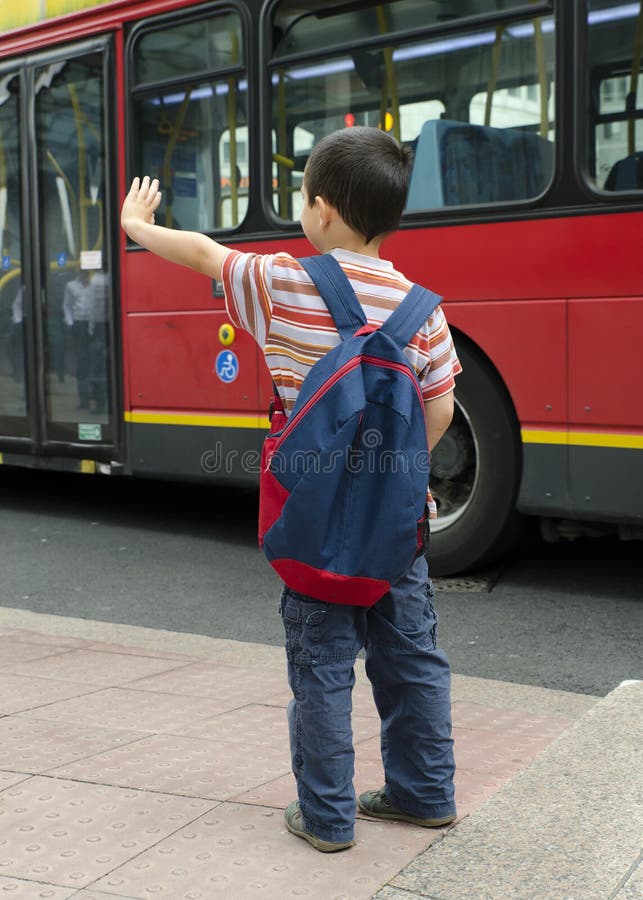 Enfant à l'arrêt d'autobus photos libres de droits Enfant à l'arrêt d'autobus photos libres de droits