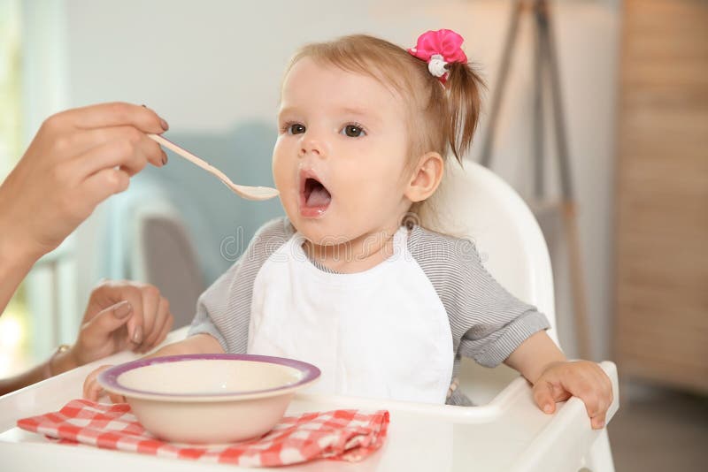 Enfantez alimenter son petit bébé mignon avec la maison saine de nourriture image libre de droits Enfantez alimenter son petit bébé mignon avec la maison saine de nourriture image libre de droits