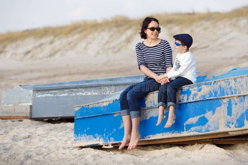 Enfantez et son petit fils s'asseyant sur un bateau photos stock