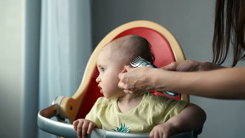 Enfantez Faire Une Coupe De Cheveux Pour Un Bebe Garcon Avec Une Tondeuse Banque De Videos Video Du Enfance Toilettage