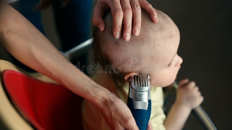 Enfantez Faire Une Coupe De Cheveux Pour Un Bebe Garcon Avec Une Tondeuse Banque De Videos Video Du Toilettage Enfant Enfantez Faire Une Coupe De Cheveux Pour Un Bebe Garcon Avec Une Tondeuse Banque De Videos Video Du Toilettage Enfant