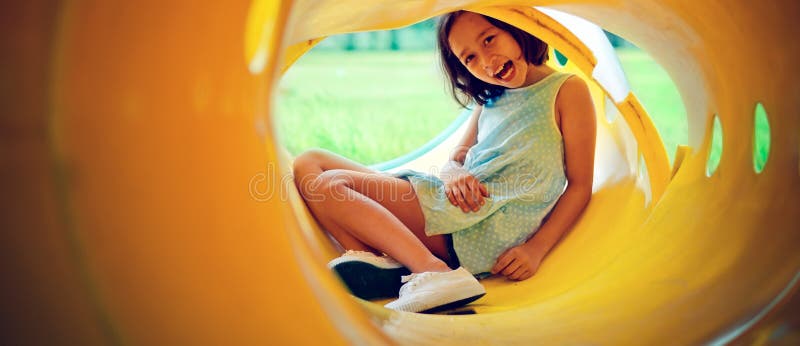 Enfants asiatiques bonheur et concept heureux de fille image stock Enfants asiatiques bonheur et concept heureux de fille image stock