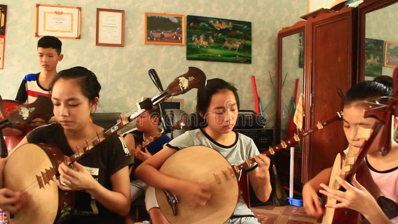 Enfants asiatiques jouant les instruments traditionnels