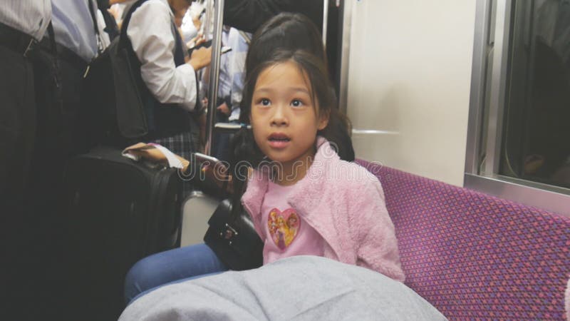 Enfants asiatiques voyageant sur le train