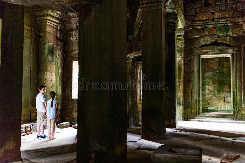 Enfants au temple d'Angkor Vat photos libres de droits Enfants au temple d'Angkor Vat photos libres de droits