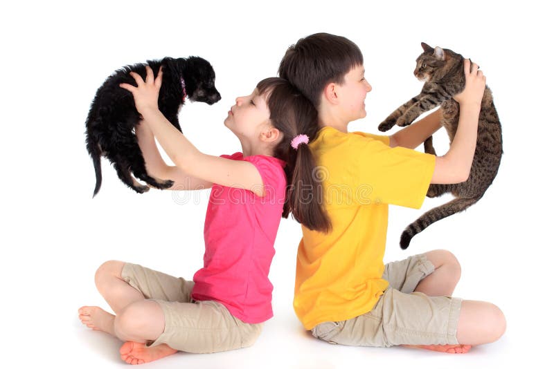 Enfants avec des animaux familiers de famille