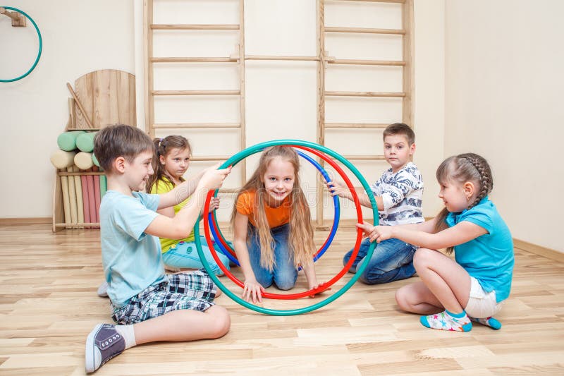 Enfants avec des cercles de danse polynésienne images stock Enfants avec des cercles de danse polynésienne images stock