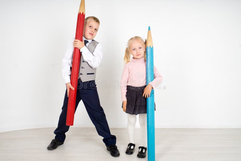 Enfants avec des crayons photo stock Enfants avec des crayons photo stock
