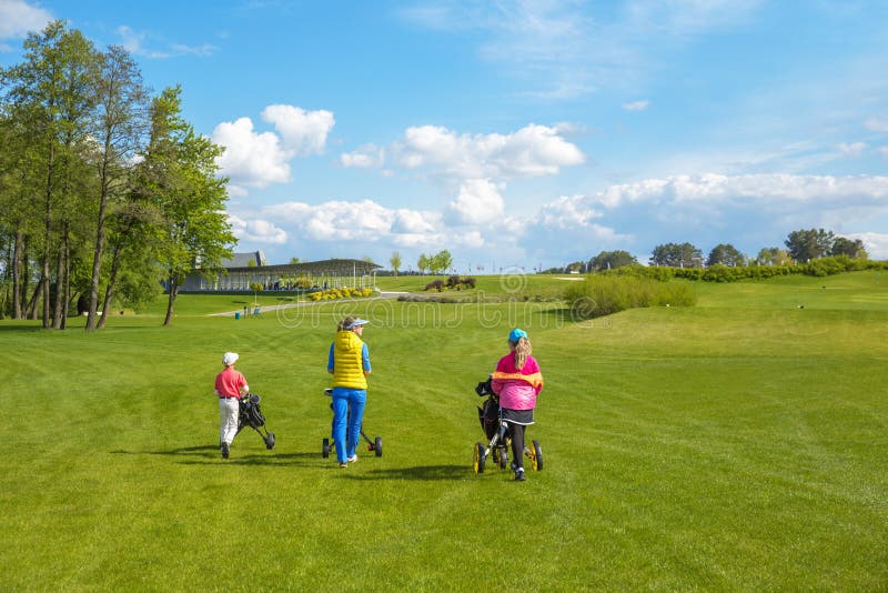 Enfants avec l'entraîneur au golf photo stock Enfants avec l'entraîneur au golf photo stock