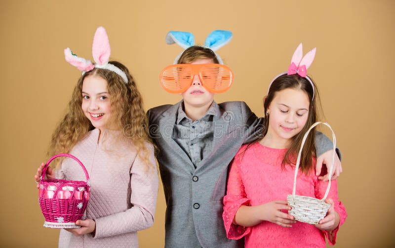 Enfants avec la chasse prête de petit panier pour des oeufs de pâques Préparez pour des oeufs chassent Accessoire d'oreilles de l image stock Enfants avec la chasse prête de petit panier pour des oeufs de pâques Préparez pour des oeufs chassent Accessoire d'oreilles de l image stock