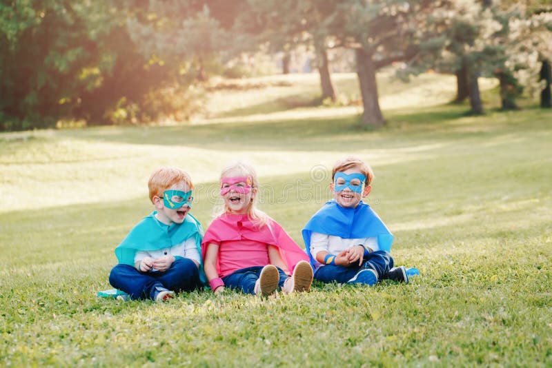 Enfants caucasiens pr?scolaires jouant des super h?ros photos libres de droits Enfants caucasiens pr?scolaires jouant des super h?ros photos libres de droits