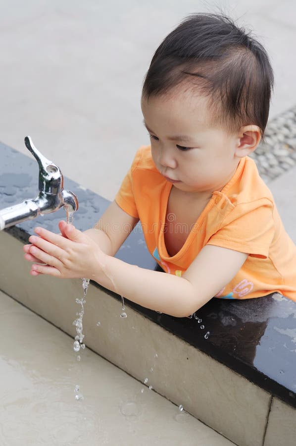 Enfants chinois lavant la main. photo libre de droits Enfants chinois lavant la main. photo libre de droits