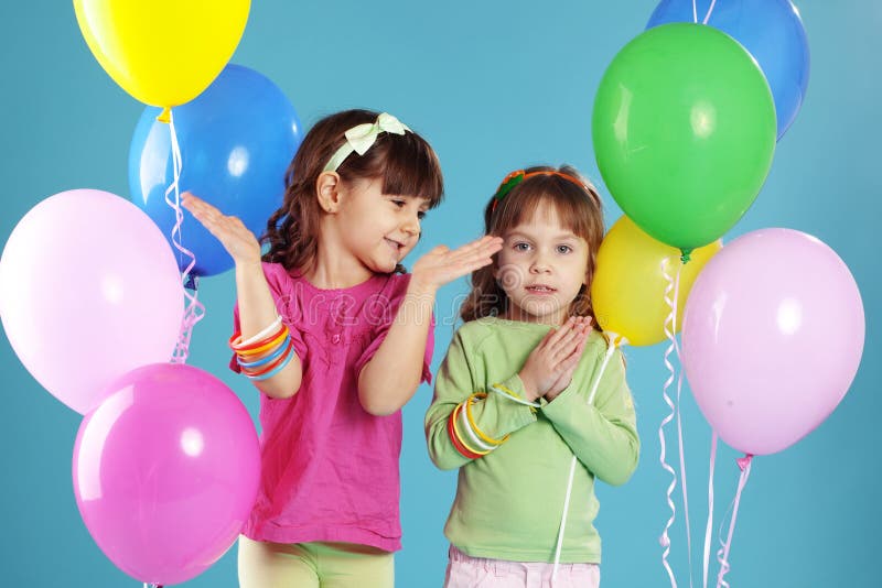 Fille De Partie, Ballons, Ayant L'amusement Fête D'anniversaire Fille  Heureuse Image stock - Image du fond, femelle: 140428819