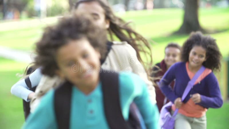 Enfants courant vers l'appareil-photo dans le mouvement lent banque de vidéos