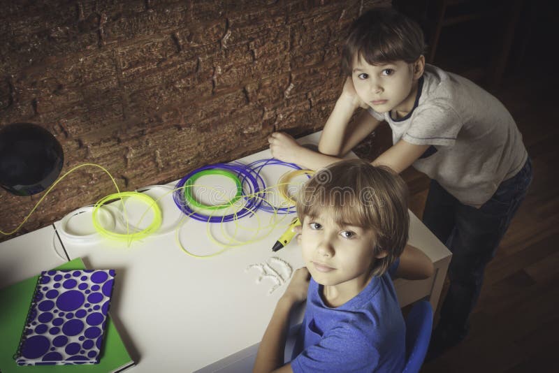 Enfants créant avec le stylo de l'impression 3D Un garçon faisant le nouvel article Créatif, technologie, loisirs, concept d'éduc photo stock Enfants créant avec le stylo de l'impression 3D Un garçon faisant le nouvel article Créatif, technologie, loisirs, concept d'éduc photo stock