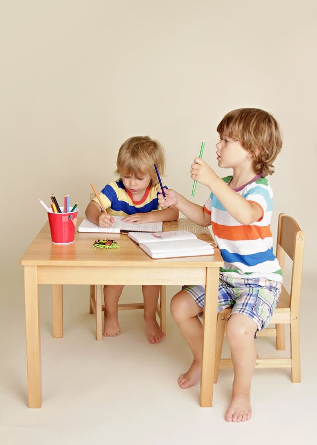 Enfants d'enfants dessinant l'art image libre de droits Enfants d'enfants dessinant l'art image libre de droits