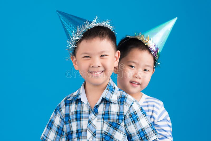 Enfants dans des chapeaux de partie photo libre de droits Enfants dans des chapeaux de partie photo libre de droits