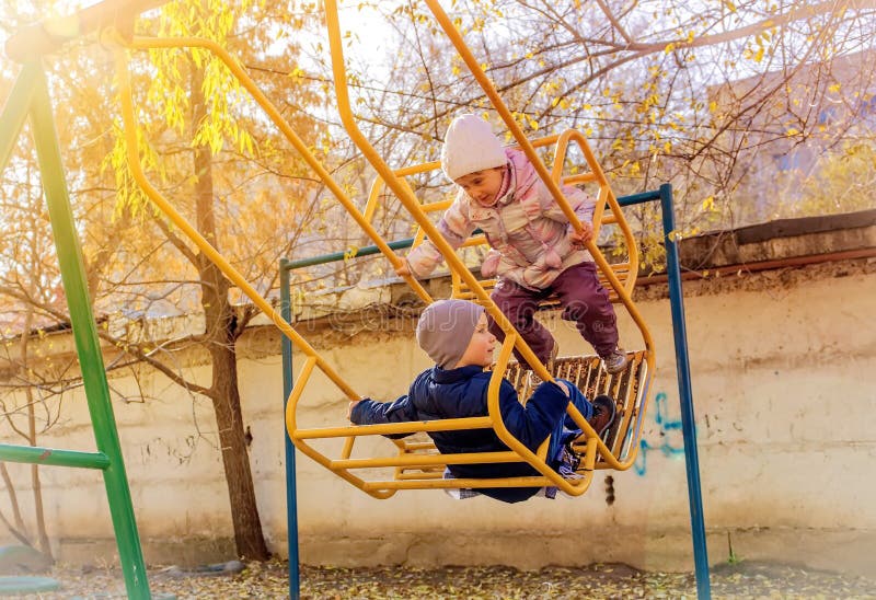 Enfants dans l'oscillation images stock Enfants dans l'oscillation images stock