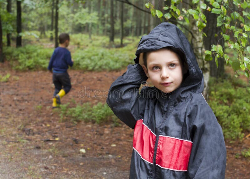 Enfants dans la forêt images stock Enfants dans la forêt images stock